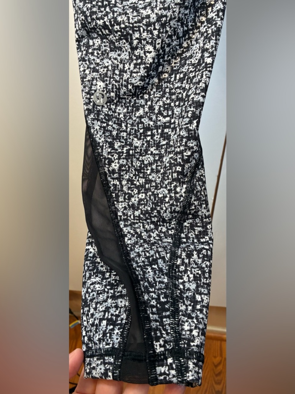 Lululemon Speed Up Style Leggings 8 Blk/Wht Abstract Zip Pocket Running Tights - Picture 7 of 10